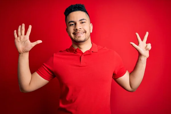 Junger Gutaussehender Mann Rotem Lässigem Polo Steht Vor Isoliertem Hintergrund — Stockfoto