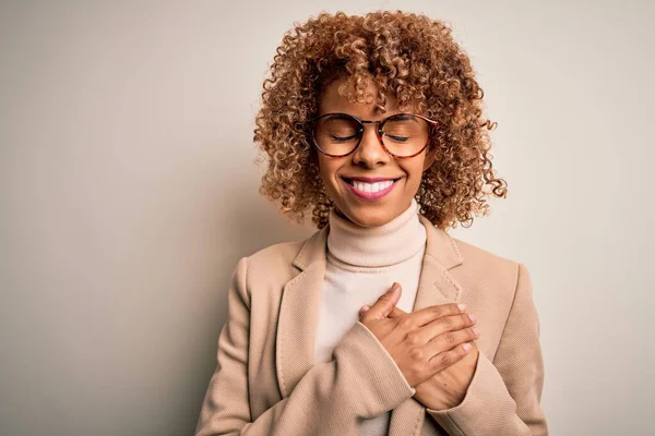 Linda Mulher Negócios Afro Americana Vestindo Óculos Sobre Fundo Branco — Fotografia de Stock