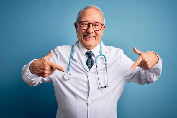 Älterer Grauhaariger Arzt Mit Stethoskop Und Medizinischem Mantel Vor Blauem — Stockfoto