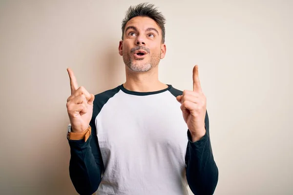 Joven Hombre Guapo Con Camiseta Casual Pie Sobre Fondo Blanco —  Fotos de Stock