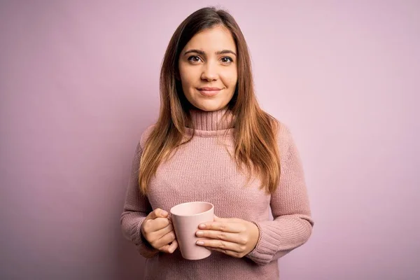 Jovem Loira Bebendo Uma Xícara Café Sobre Fundo Isolado Rosa — Fotografia de Stock