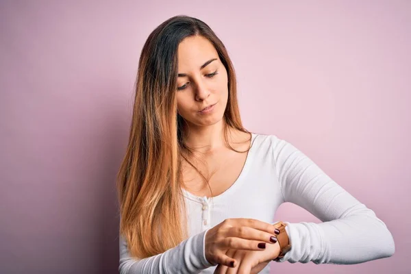 Ung Vacker Blond Kvinna Med Blå Ögon Bär Vit Shirt — Stockfoto