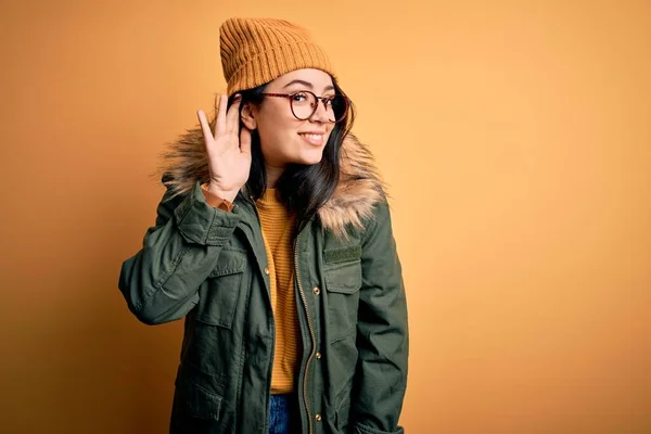 Jonge Brunette Vrouw Met Bril Winterjas Met Hoed Gele Geïsoleerde — Stockfoto