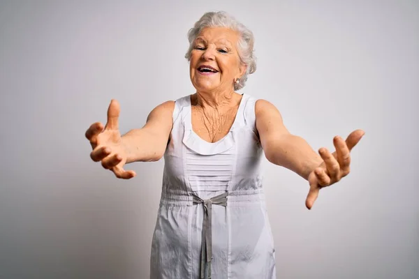 Senior Belle Femme Aux Cheveux Gris Portant Une Robe Été — Photo