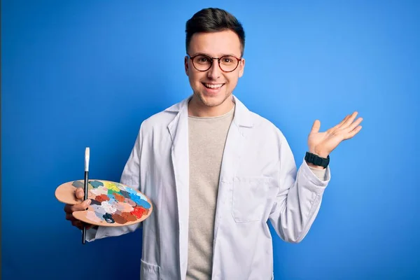 Jovem Bonito Artista Caucasiano Homem Segurando Pincel Paleta Pintor Muito — Fotografia de Stock