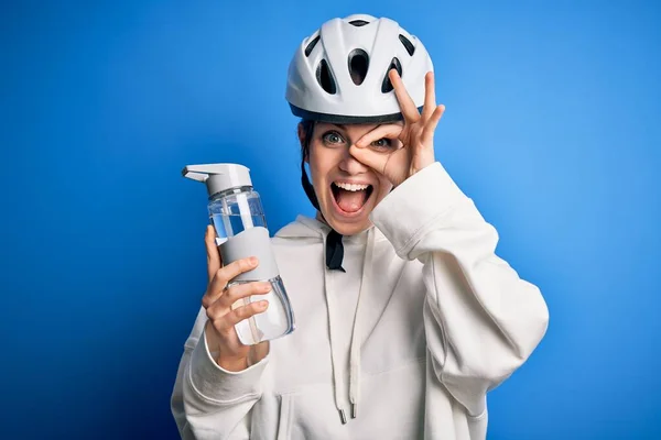 Joven Hermosa Pelirroja Ciclista Mujer Con Casco Bicicleta Drinkjng Botella —  Fotos de Stock