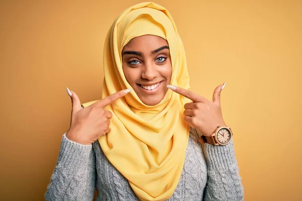 Молода Африканська Дівчина Муслім Хіджабі Жовтому Фоні Посміхається Показуючи Вказуючи — стокове фото