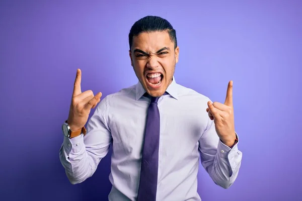 Jonge Braziliaanse Zakenman Draagt Elegante Stropdas Die Een Geïsoleerde Paarse — Stockfoto