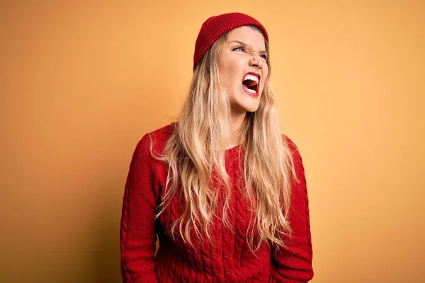 Young Beautiful Blonde Woman Wearing Casual Sweater Wool Cap White — Stock Photo, Image