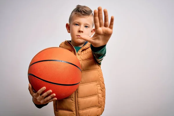Jonge Kleine Kaukasische Sportjongen Basketbal Houden Oranje Bal Geïsoleerde Achtergrond — Stockfoto