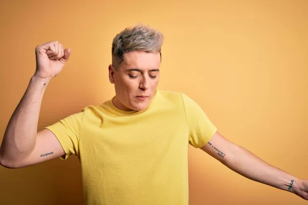 Jovem Bonito Homem Moderno Vestindo Camisa Amarela Sobre Fundo Isolado — Fotografia de Stock