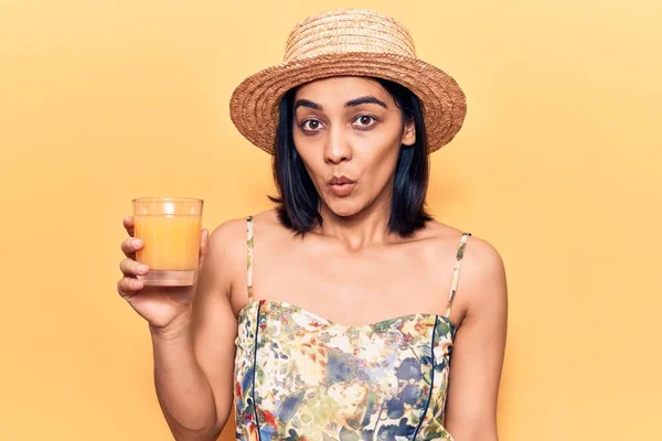 Ung Vacker Latinamerikansk Kvinna Bär Sommar Hatt Dricka Glas Apelsinjuice — Stockfoto