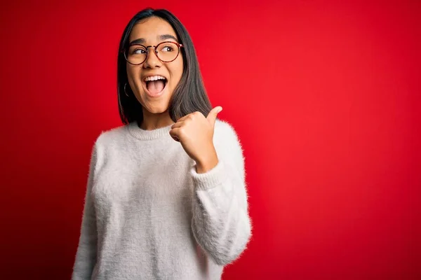 Ung Smuk Asiatisk Kvinde Iført Afslappet Sweater Briller Rød Baggrund - Stock-foto