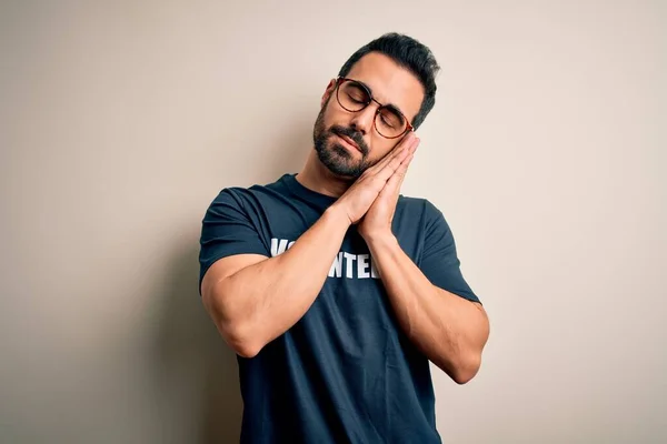 Bonito Homem Com Barba Vestindo Camiseta Com Mensagem Voluntária Sobre — Fotografia de Stock