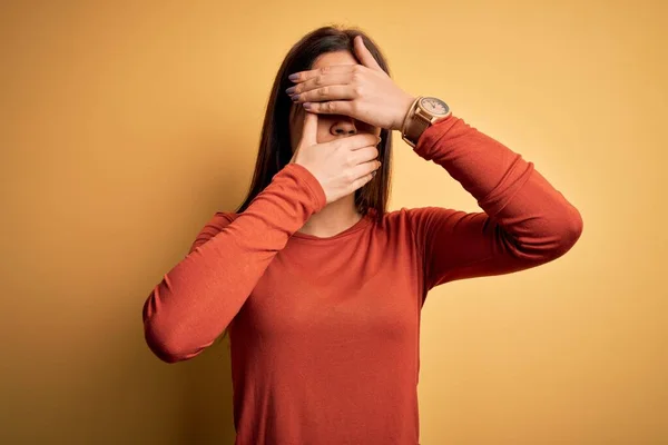 Joven Mujer Morena Hermosa Con Camiseta Casual Pie Sobre Fondo — Foto de Stock