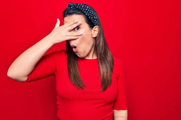 Young Beautiful Brunette Woman Wearing Casual Shirt Standing Isolated Red — Stock Photo, Image