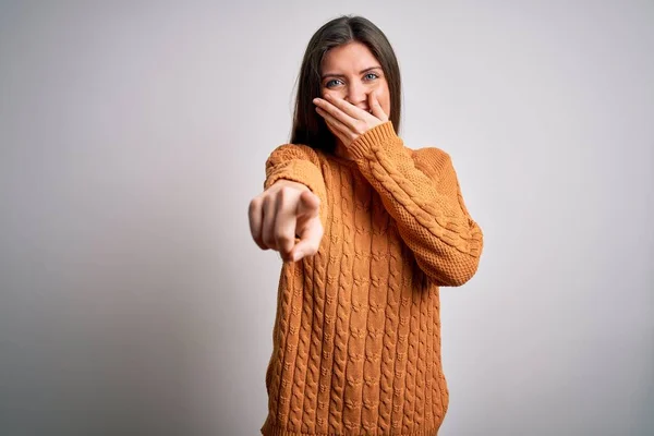 Mladá Krásná Žena Modrýma Očima Ležérní Svetr Stojící Nad Bílým — Stock fotografie