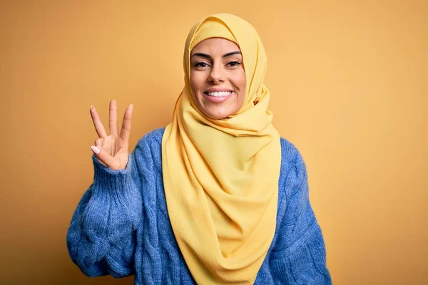 Mladá Krásná Brunetka Muslim Žena Nosí Arabsky Hidžáb Přes Izolované — Stock fotografie
