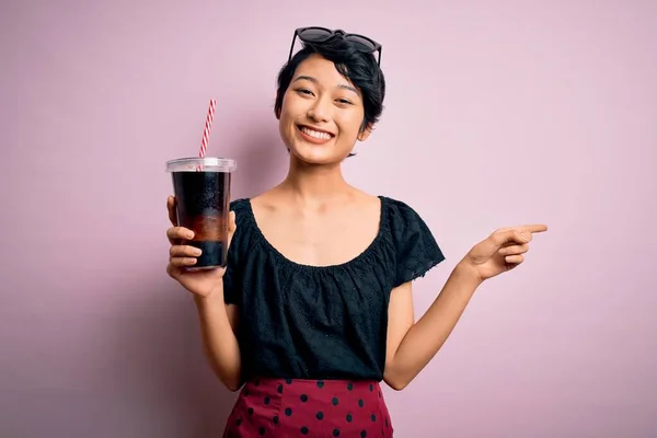 Giovane Bella Donna Cinese Bere Cola Bevanda Frizzante Utilizzando Paglia — Foto Stock