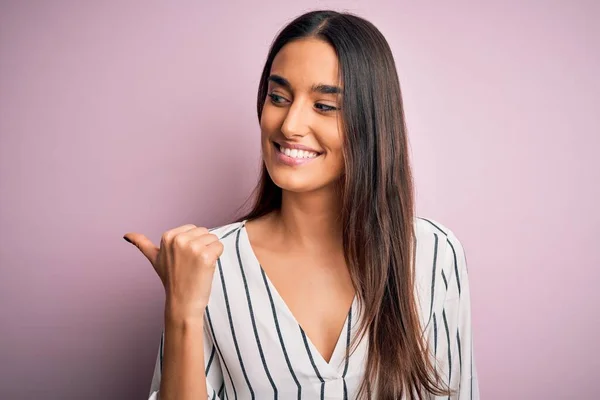 Joven Hermosa Morena Con Camisa Rayas Casuales Sobre Fondo Rosa — Foto de Stock