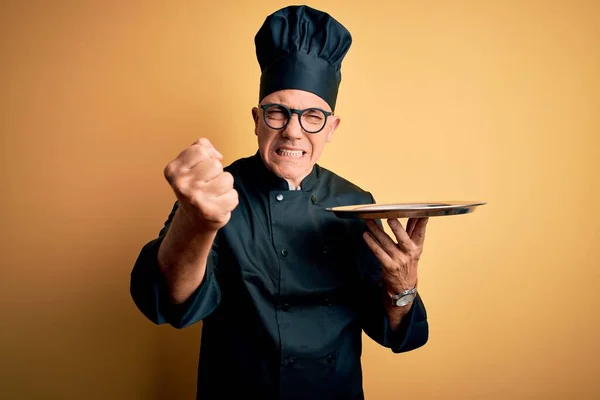 Mesero Guapo Pelo Gris Mediana Edad Con Uniforme Cocina Sombrero —  Fotos de Stock