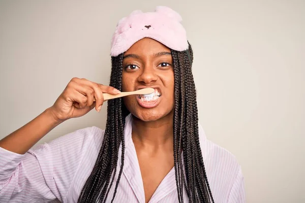 Ung Vacker Afrikansk Amerikansk Kvinna Bär Pyjamas Och Sömn Mask — Stockfoto