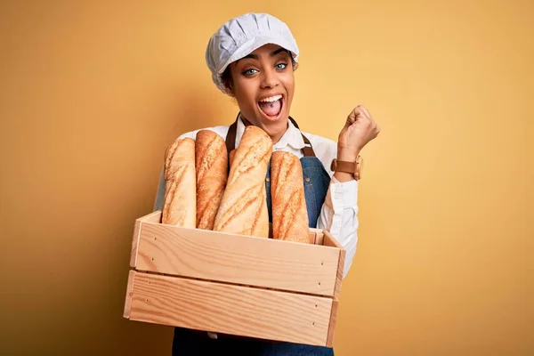 Junge Afrikanisch Amerikanische Bäckermädchen Tragen Schürze Mit Holzkiste Mit Brot — Stockfoto