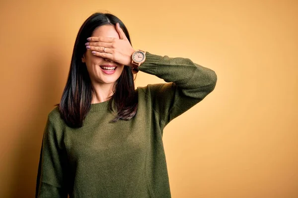 Mujer Morena Joven Con Ojos Azules Vistiendo Suéter Verde Casual — Foto de Stock