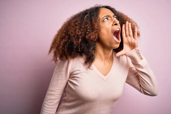 Mujer Afroamericana Joven Con Pelo Afro Usando Suéter Casual Sobre — Foto de Stock