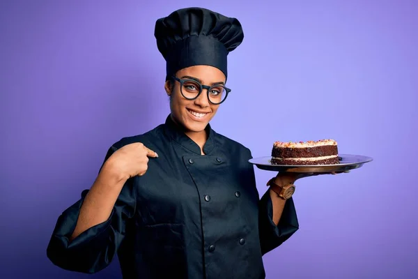 Ung Afrikansk Amerikansk Spis Flicka Bär Uniform Och Hatt Innehav — Stockfoto