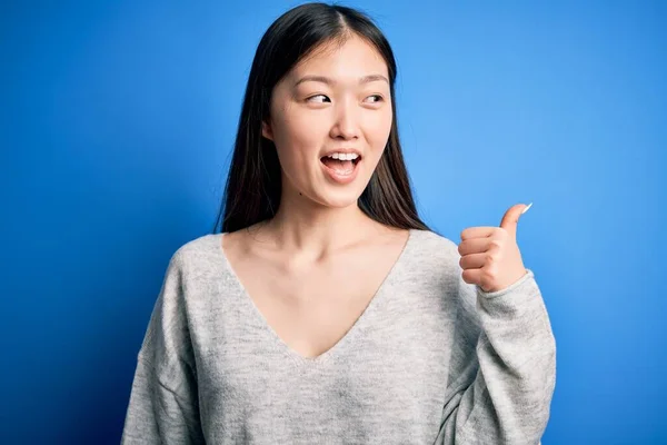 Jonge Mooie Aziatische Vrouw Dragen Casual Trui Staan Blauw Geïsoleerde — Stockfoto