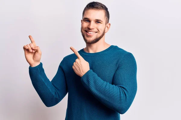 Junger Gutaussehender Mann Lässigem Pullover Der Lächelnd Die Kamera Blickt — Stockfoto