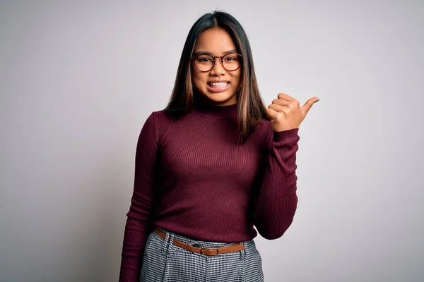 Hermosa Mujer Negocios Asiática Vistiendo Suéter Casual Gafas Sobre Fondo —  Fotos de Stock