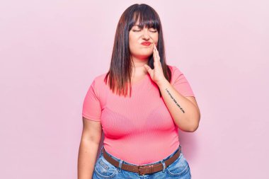 Genç ve cüsseli kadınlar diş ağrısı ya da diş ağrısı yüzünden ağızlarına ve ağızlarına acı dolu ifadeler sürerler. dişçi 