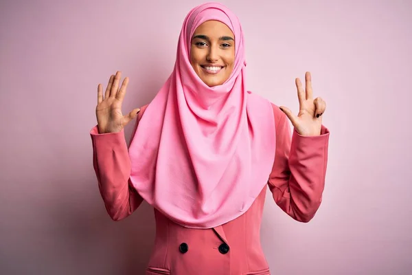Молодая Красивая Брюнетка Бизнесвумен Розовом Мусульманском Хиджабе Деловой Куртке Показывая — стоковое фото