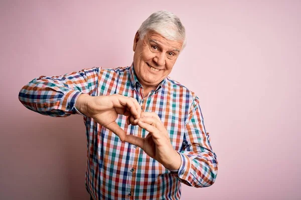 Uomo Anziano Bello Hoary Indossa Casual Camicia Colorata Sfondo Rosa — Foto Stock