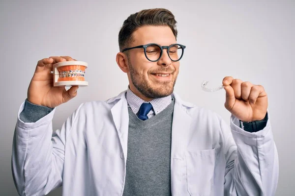 Médico Dentista Profissional Sorrindo Segurando Dentadura Com Aparelho Aligner Invisível — Fotografia de Stock