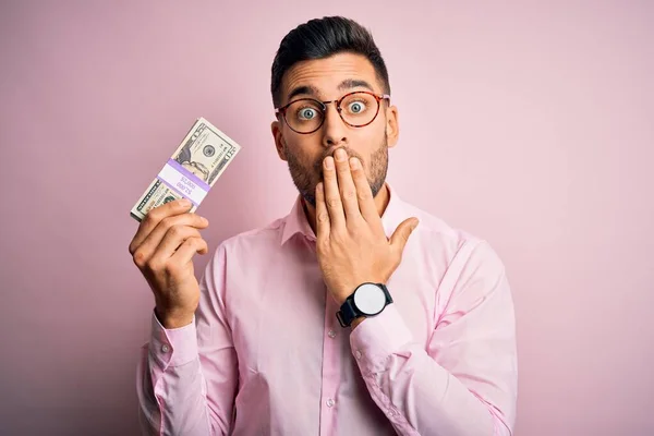 Fiatal Üzletember Kezében Egy Csomó Dolláros Bankjegyek Felett Rózsaszín Elszigetelt — Stock Fotó