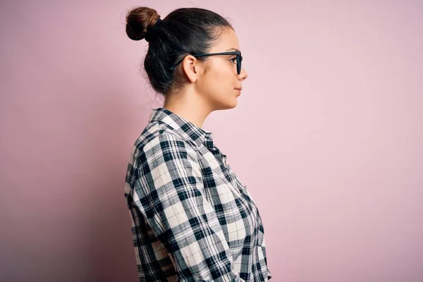 Junge Schöne Brünette Frau Trägt Lässiges Hemd Und Brille Über — Stockfoto