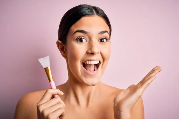 Young Beautiful Girl Applying Cosmetic Using Spatula Pink Background Very — Stock Photo, Image