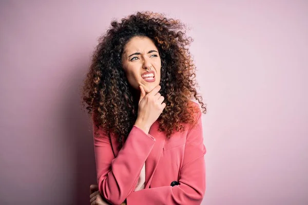 Joven Mujer Negocios Hermosa Con Pelo Rizado Piercing Usando Chaqueta — Foto de Stock