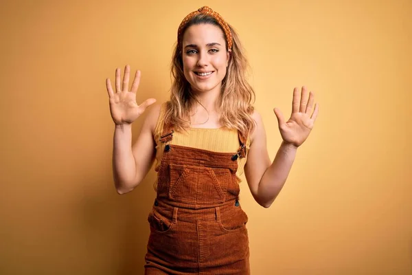 Jovem Bela Mulher Loira Vestindo Macacão Diadema Sobre Fundo Amarelo — Fotografia de Stock