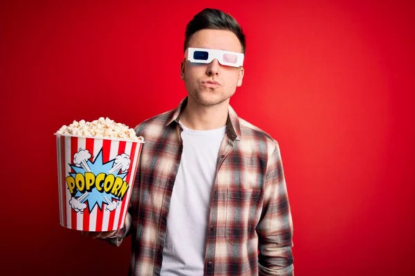 Joven Guapo Hombre Caucásico Con Gafas Cine Comer Palomitas Maíz —  Fotos de Stock