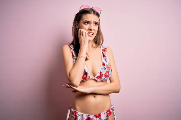 Ung Vacker Kvinna Semester Bär Bikini Och Solglasögon Över Rosa — Stockfoto