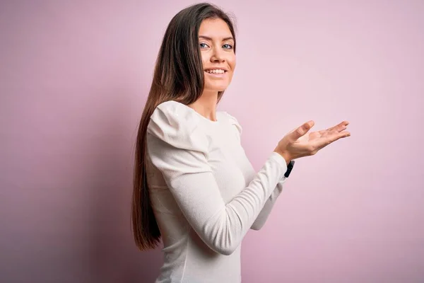 Jonge Mooie Vrouw Met Blauwe Ogen Dragen Casual Witte Shirt — Stockfoto