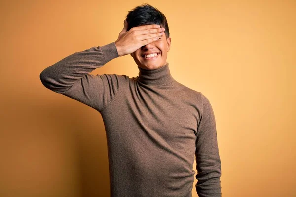 Pemuda Tampan Mengenakan Sweater Turtleneck Kasual Lebih Dari Latar Belakang — Stok Foto