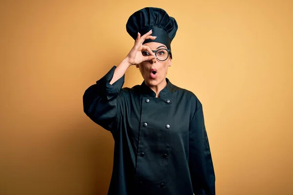 Genç Güzel Esmer Aşçı Üniforması Giyen Sarı Arka Planda Şapka — Stok fotoğraf