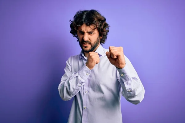 Jovem Homem Negócios Bonito Com Barba Vestindo Camisa Sobre Fundo — Fotografia de Stock