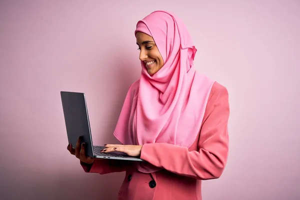 Giovane Bella Donna Affari Indossa Hijab Musulmano Rosa Giacca Lavoro — Foto Stock