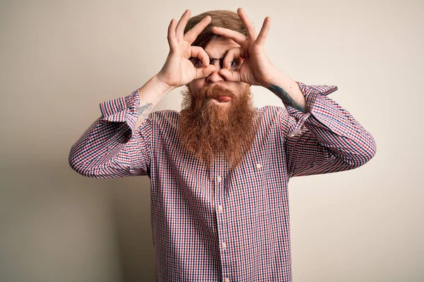 Красивый Ирландский Рыжий Бизнесмен Бородой Очках Изолированном Фоне Делает Нормальный — стоковое фото